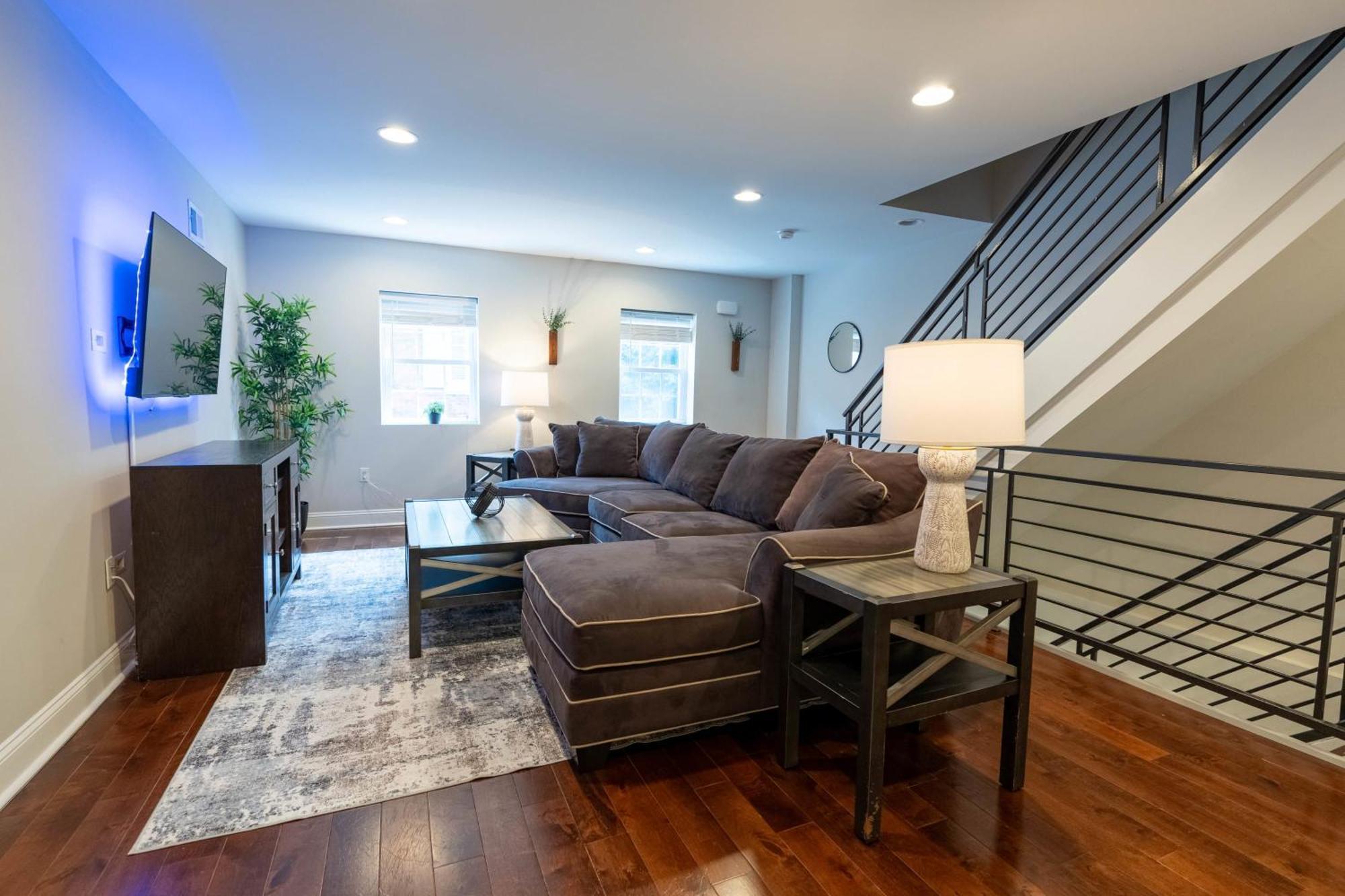 Stylish 3br W Pool Table & Garage